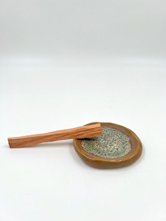 Blombruden litet fat beige ljusgrön