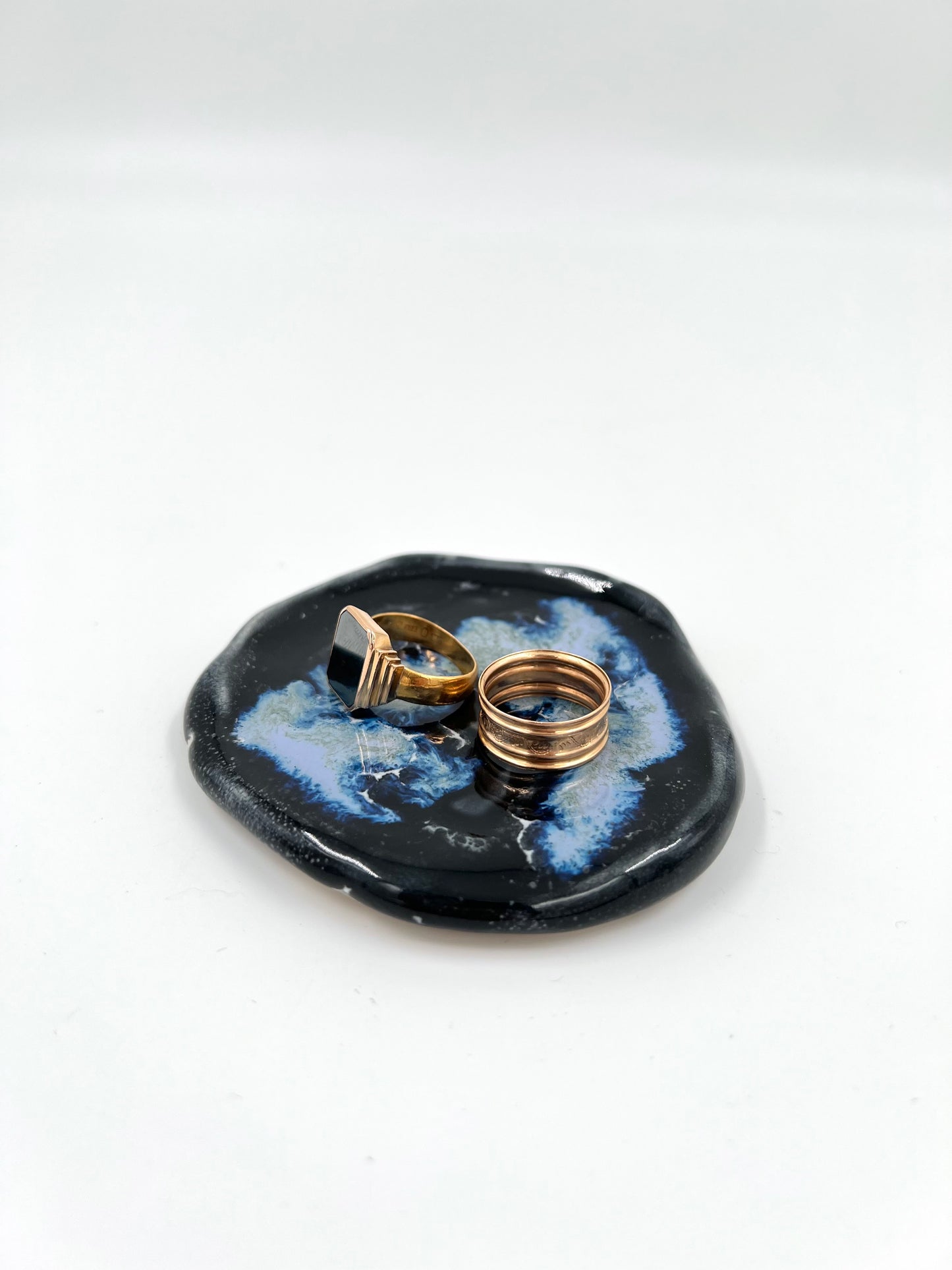 Blombruden litet fat svart ljusblå