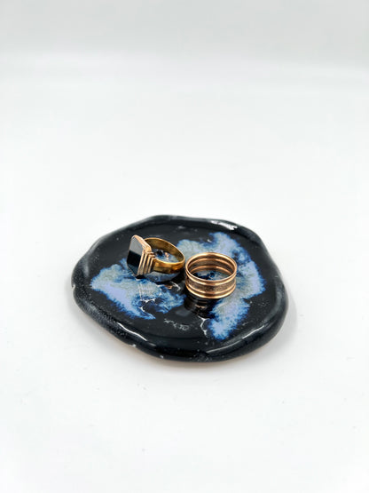 Blombruden litet fat svart ljusblå