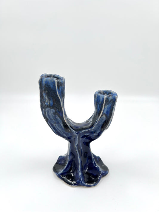 Blombruden tvåarmad ljusstake blå