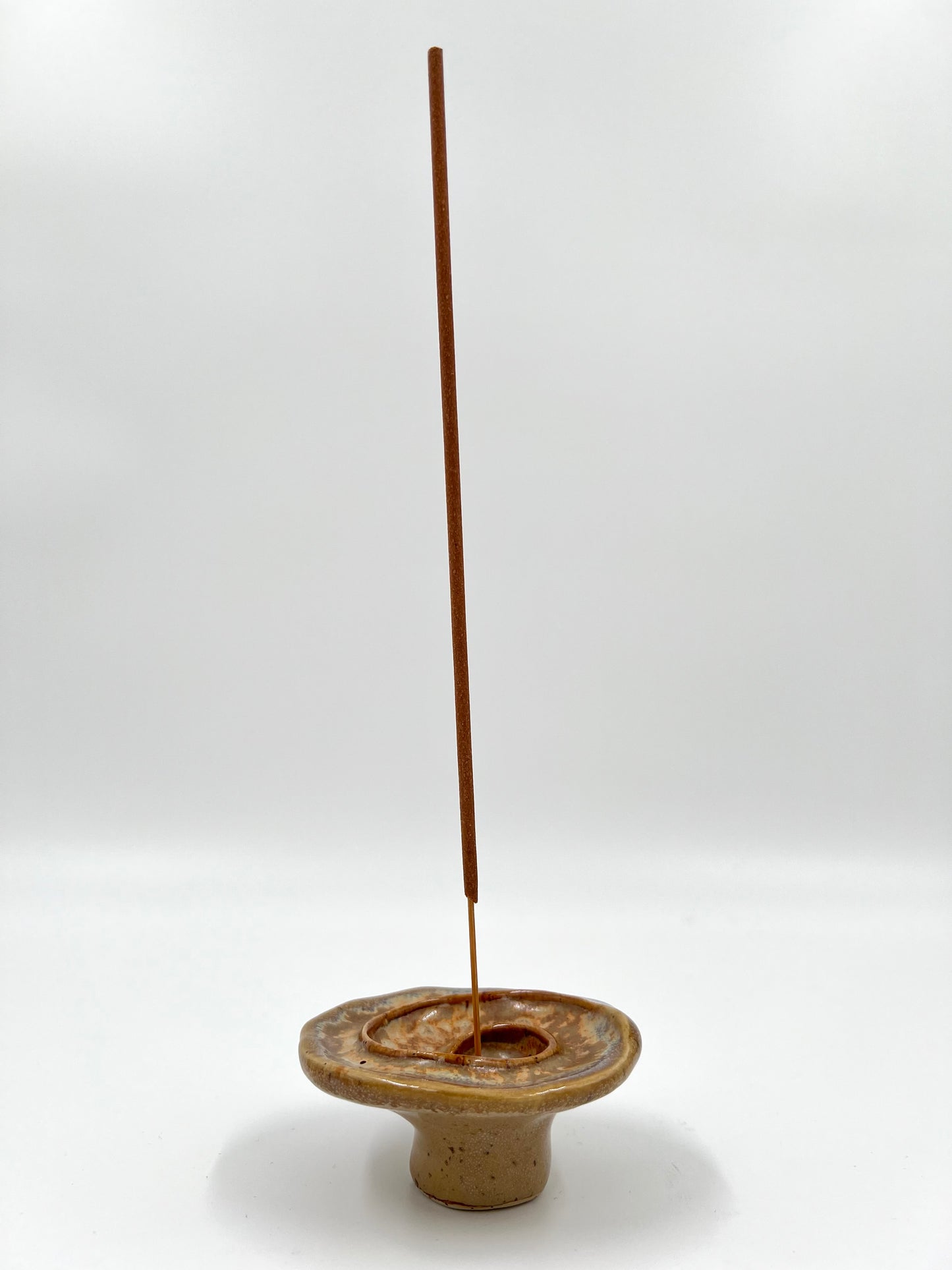 Blombruden rökelsehållare rund beige