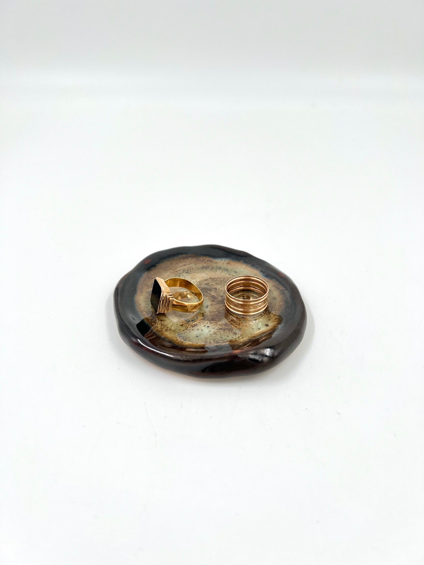 Blombruden litet fat brun ljusgrön