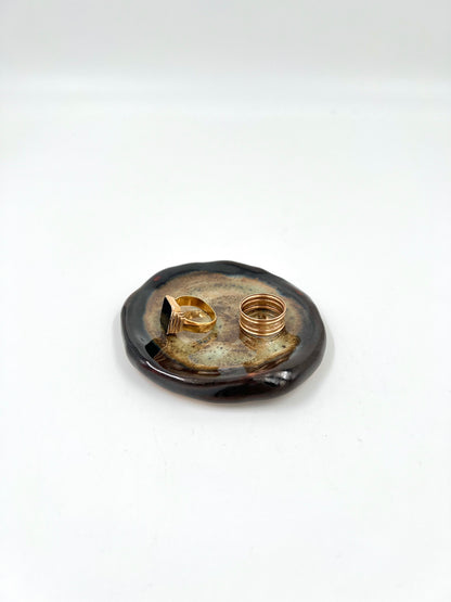 Blombruden litet fat brun ljusgrön