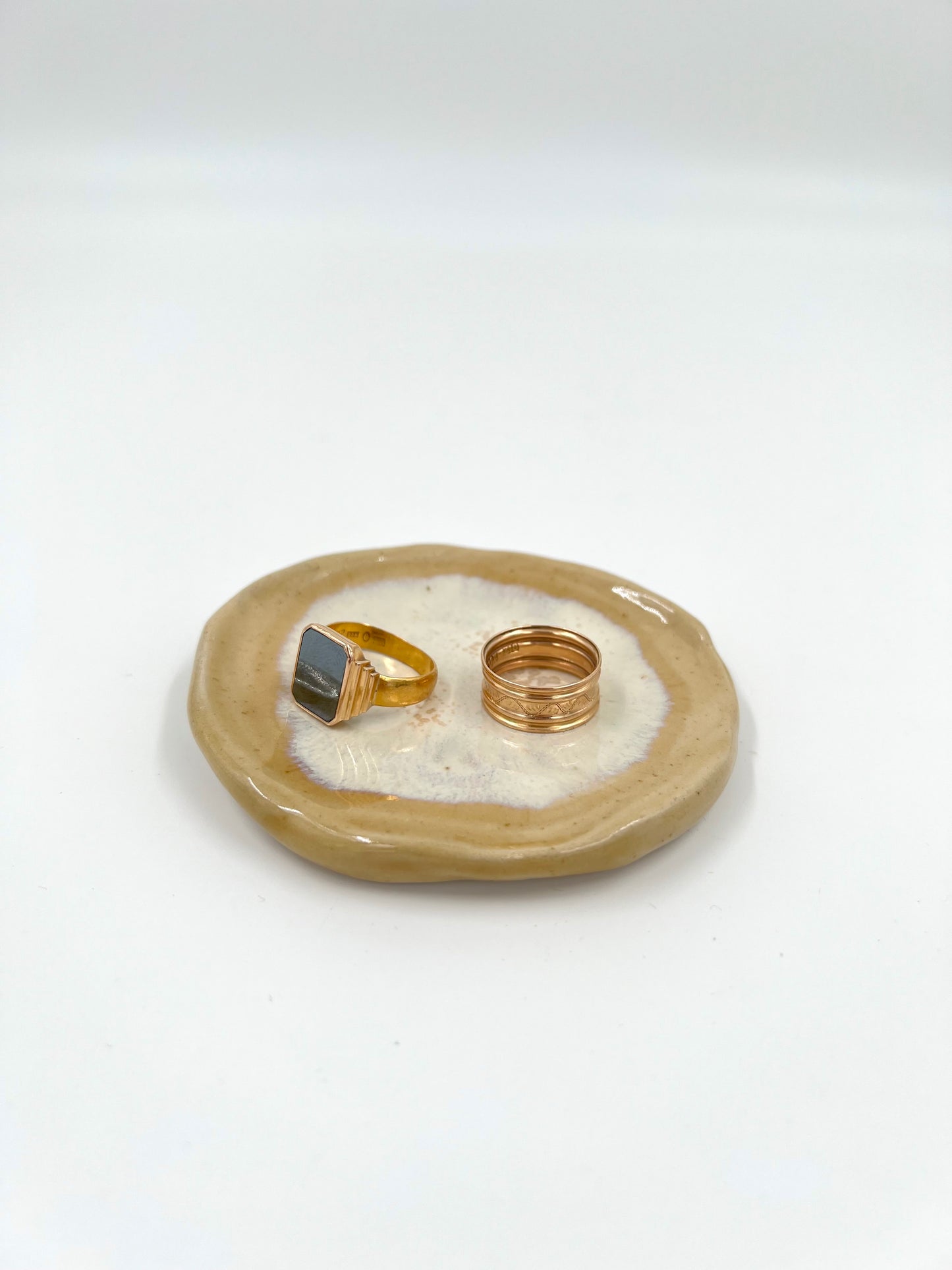 Blombruden litet fat beige vit