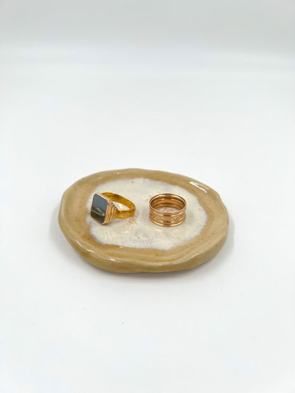 Blombruden litet fat beige vit