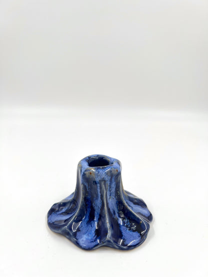 Blombruden ljusstake blå