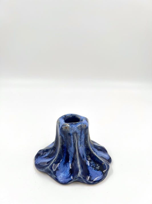 Blombruden ljusstake blå