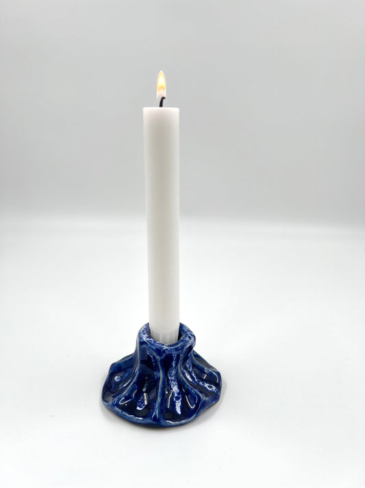 Blombruden ljusstake blå vit
