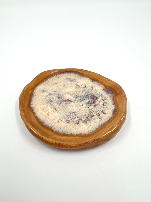 Blombruden litet fat beige vit