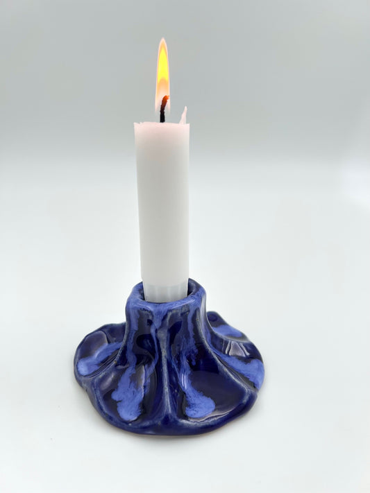 Blombruden ljusstake blå